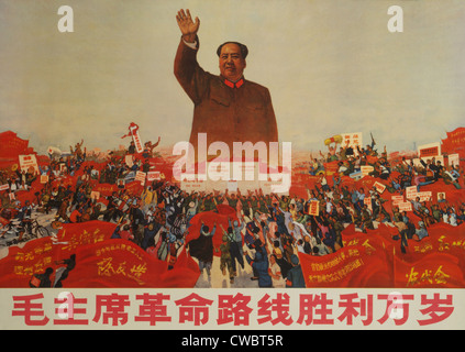 Lang lebe den Sieg der revolutionären Linie Vorsitzenden Mao. Plakat zeigt Mao Zedong Gruß Massenkundgebung von Leuten mit Schildern Stockfoto