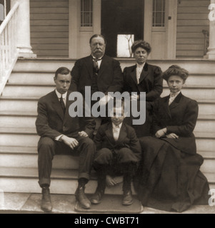 Präsident William Howard Taft mit seiner Frau Helen und Kinder im Jahr 1909. Vordere Reihe, links nach rechts sind: Robert, Charles, und Stockfoto