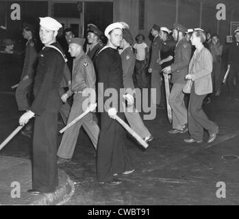 Während "Zoot Suit" Aufruhr Los Angeles in 1943 Matrosen und Marinesoldaten angegriffen Latino und afroamerikanischen Jugendlichen vom 31. Mai-Juni Stockfoto