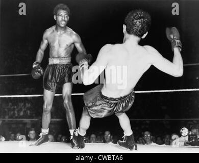 Sugar Ray Robinson (1921-1989) beobachtete Jimmy Doyle fallen rückwärts nach Erhalt einen KO-Schlag. Doyle starb später an Stockfoto