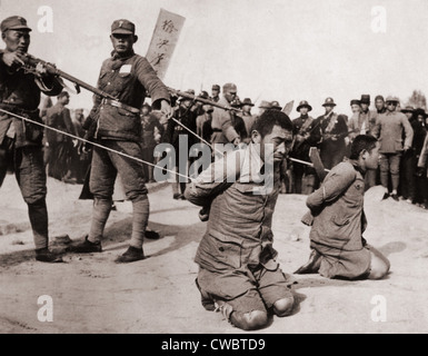 Zwei chinesische Männer knien vor der Ausführung von chinesischen Soldaten. Sino-japanischer Krieg (1937-1945) war ein Kampf gegen die Stockfoto