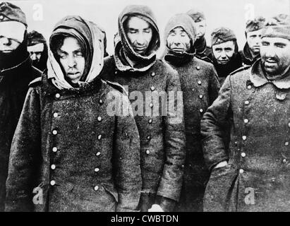 Deutsche Häftlinge unter den 90.000 genommen von den Sowjets am Ende der Schlacht von Stalingrad im Februar 1943. Stockfoto