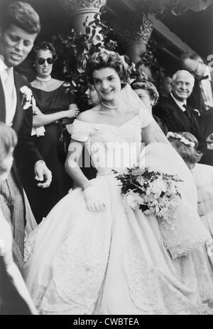 Jacqueline Bouvier Kennedy entstehende St. Marien Kirche in Newport Rhode Island, am Tag ihrer Hochzeit. Ganz links ist Senator Stockfoto