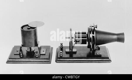 Das erste Telefon entwickelt und patentiert von Alexander Graham Bell im Jahre 1876. Repliken von magnetischen Sender und Empfänger Stockfoto