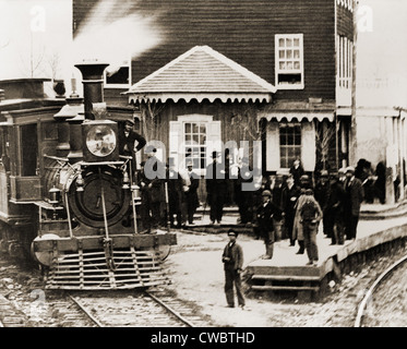 Lokomotive und Publikum bei Hannover Umsteigebahnhof in Pennsylvania Railroad im Jahr 1863. Foto von Mathew Brady. Stockfoto