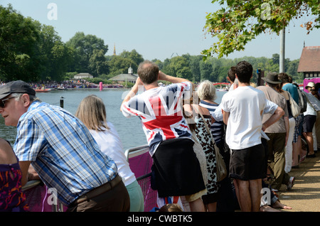 Zuschauern ein kostenlos 2012 Olympischen Schwimmwettbewerb im Hyde Park, London, England Stockfoto