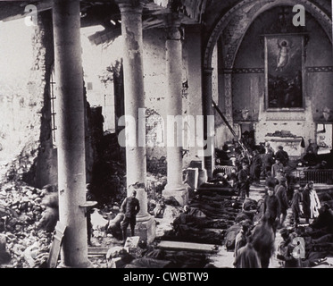 Eine erste-Hilfe-Station in einer ausgebombten Kirche, an der Westfront im Weltkrieg U.S. Soldaten lag auf Bahren auf dem Boden. Stockfoto