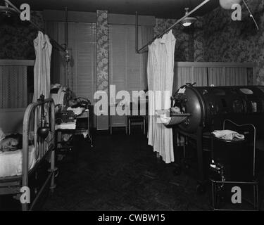 Polio-Patienten in einer Krankenstation mit zwei besetzten Eisernen Lungen. Salt Lake City, 1949. Stockfoto
