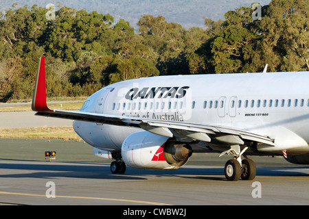 Qantas Boeing 737-800 Flugzeuge auf der Piste Stockfoto