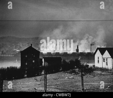 Donora, Pennsylvania, von Webster, PA., über den Monongahela Fluss 1949 gesehen. Im Oktober 1948 eine Smog-Wolke aus Schwefelsäure Stockfoto