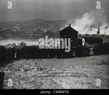 Donora, Pennsylvania, wie durch einen Schleier der industriellen Verschmutzung zu sehen. Blick vom über den Monongahela Fluss im Jahr 1949. Früher, Stockfoto