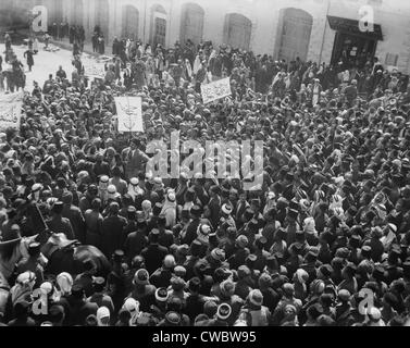 Arabischen Anti-Zionist Demonstration ist außerhalb das Damaskustor in Jerusalem.  Jüdische Volk beobachten Demonstration in der Nähe der Tür. Stockfoto