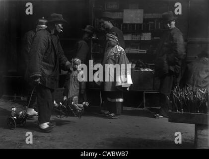 DIE SPIELZEUG-HAUSIERER. Chinesische Einwanderer in San Francisco. Von Arnold Genthe CHINATOWN Serie. Ca. 1896. Stockfoto