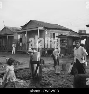 Eine Pumpe ist die Wasserversorgung der Gemeinde im Arbeiterviertel von Porta de Tierra, Teil von San Juan, Puerto Rico. Januar 1938 Stockfoto