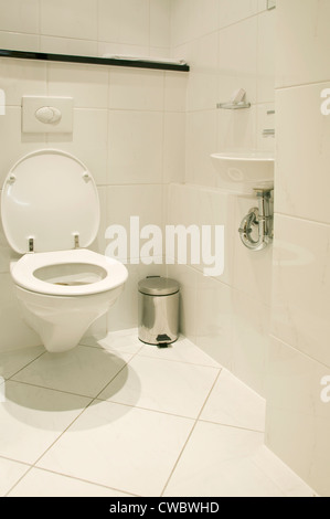 WC-Raum in weiße Farbgestaltung Stockfoto