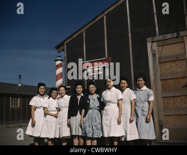 Acht japanische amerikanische Frauen posieren für ein Foto vor einem camp Friseur Tule See Relocation Center, das größte, Stockfoto