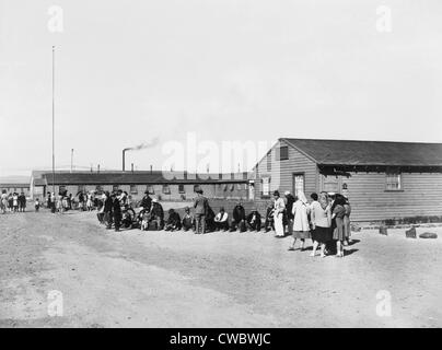 Japanische Amerikaner inmitten der Teerpappe Kaserne des Tule See Relocation Center in Newell, Kalifornien. Diese düstere Lager war Stockfoto