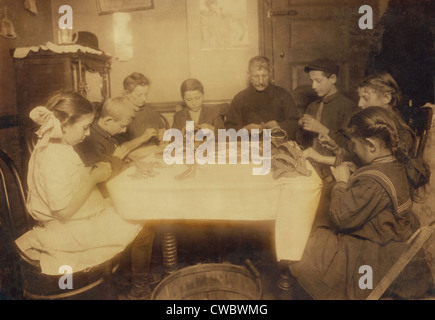 Eine jüdische Familie von Adolph Weiss und Nachbarn arbeitete bis spät in die Nacht und Strumpfbänder mehrere Nächte in der Woche. Die Stockfoto