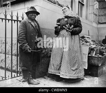 New York City Street Art: Emigrant Mann und Frau-Brezel-Anbieter. 1896-Foto von Alice Austen. Stockfoto