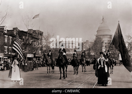 Menschenmassen Futter Pennsylvania Avenue, um die Frauen Suffragetten Parade am Tag vor der Amtseinführung von Präsident Woodrow Wilson. Stockfoto