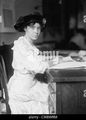 Alice Paul (1885 – 1977), militante Führer der amerikanischen Suffragette und Feministin an ihrem Schreibtisch im Jahre 1915. Sie wurde dreimal in gefangengesetzt. Stockfoto