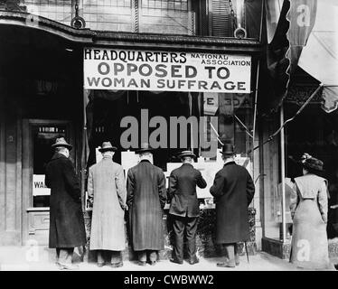 Männer suchen im Fenster der Sitz der nationalen Anti-Suffrage Association, nationale Vereinigung gegen Frau Stockfoto