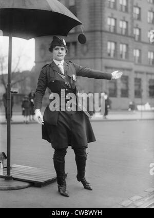 Polizistin regelt den Verkehr in Washington, D.C. im Jahre 1918. Ihre progressive Uniform kombiniert kniehohe Stiefel unterhalb Knie Hosen, Stockfoto