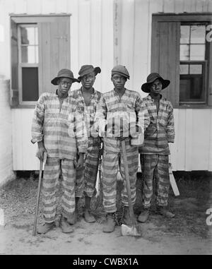 Vier afroamerikanische Jugendliche in einer südlichen Chain Gang. Südlichen Gefängnissen Häftlinge zur Zwangsarbeit in die Jim leasing Geld gemacht