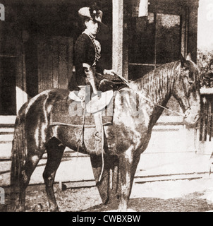 Belle Starr (1848-1889) auf einem Pferd. Sie ritten im Damensattel und gekleidet in samt, mit gefiederten hüten. Gene Tierney spielte Stockfoto