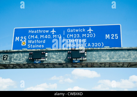 Autobahn-Schild auf der M25 für Flughäfen Heathrow und Gatwick.  UK Stockfoto