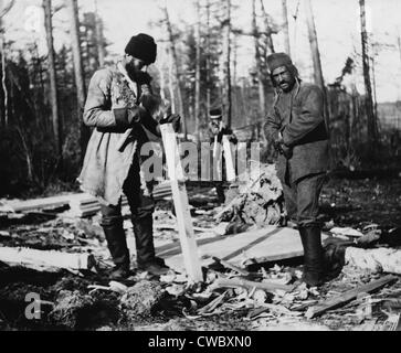 Drei russische Sträflinge ein Lager in der Nähe der östlichen sibirischen Eisenbahn bauen. Während des 19. Jahrhunderts besiedelten Russland seine Stockfoto