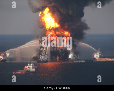 British Petroleum (BP) Oil Company Deepwater Horizon, die Offshore-Bohranlage ist umgeben von U.S. Coast Guard Feuer Boote Stockfoto