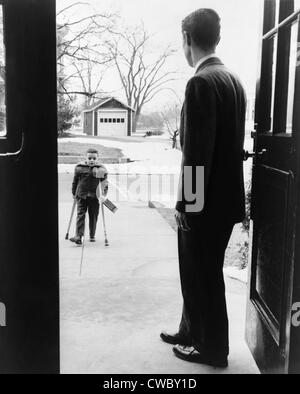 Schulleiter, E. Joseph LaLiberte, wartet auf sieben-jährige Polio-Opfer, Eddie Randolph im Jahr 1956. 1950er Jahre Entdeckung von polio Stockfoto