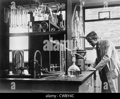Wissenschaftler, die Durchführung von einem Labor experimentieren in einer Krebs-Forschungseinrichtung in den USA 1951. Stockfoto