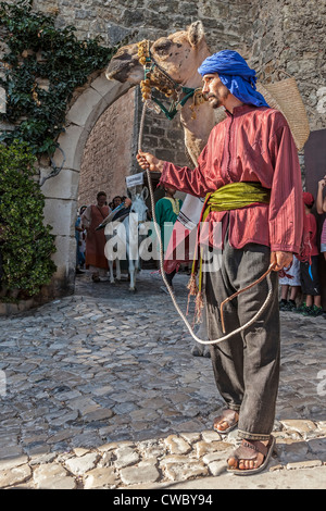 Maurische Mann mit Dromedar Kamel in Reenactment Mittelalterfest in Óbidos, Portugal. Stockfoto