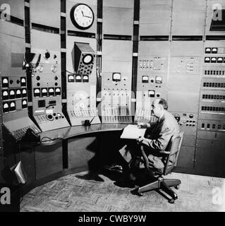 Enrico Fermi (1901-1954), sitzt am Bedienfeld des Teilchenbeschleunigers, 1951. Er gewann den 1938 Nobelpreis für Physik Stockfoto