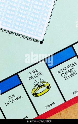 Französisch-Monopoly Board zeigt die Taxe De Luxe Position. Stockfoto