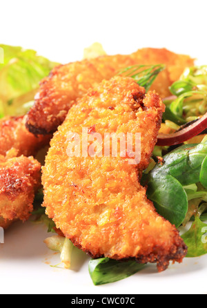 Knusprige Hähnchen-Ausschreibungen mit Salat Stockfoto