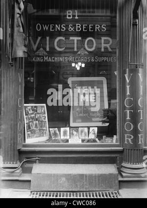 Das Fenster von der Victor-Plattenladen in New York City "Sprechen Maschinen, Datensätze & Supplies", beworben und Fotos angezeigt Stockfoto