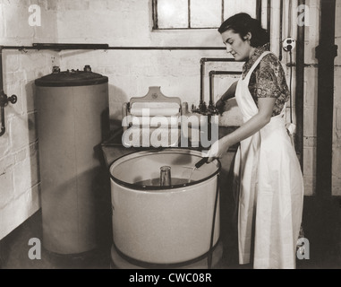 1930er Jahren Stand der Technik Haushaltswäsche enthalten eine Warmwasser-Heizung, Schlauch gefüllt Waschzuber mit elektrisch angetriebenen Rührwerk und Stockfoto