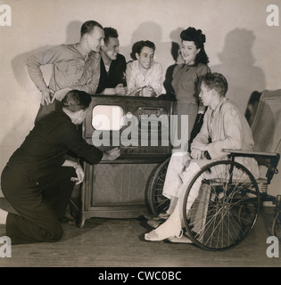 Zweiter Weltkrieg Ära Soldaten Patienten entdecken Sie das neue Radio-Fernsehen bei St. Albans U.S. Naval Hospital in Queens New York, in Stockfoto