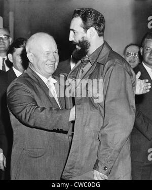 Sowjetischen Ministerpräsidenten Nikita Khrushchev grüßt kubanische Präsident Fidel Castro in der russischen Gesandtschaft in New York City während der jährlichen Stockfoto