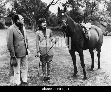 Pakistanische Präsident Ayub Khan und First Lady Jacqueline Kennedy, Zügel halten, Sardar, der Bucht Wallach, die er ihr gegeben hatte die Stockfoto