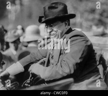 Der ehemalige Präsident Theodore Roosevelt (1858-1919) Lächeln von einem Auto im Jahr 1910. Stockfoto