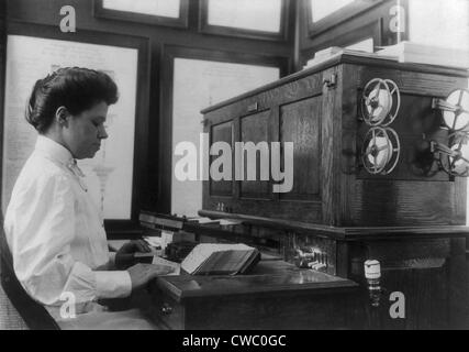 Frauen arbeiten mit Lochkarten bei einer frühen Strickwarenfabrik Maschine an das U.S. Census Bureau, ca. 1908. Stockfoto