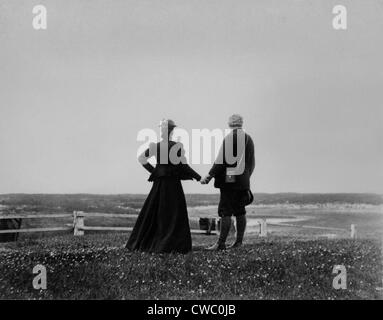 Alexander Graham Bell und Mabel Hubbard Bell an den Händen halten und schauen in Richtung Meer aus Sable Island, Kanada im Jahr 1898. Mable verloren Stockfoto