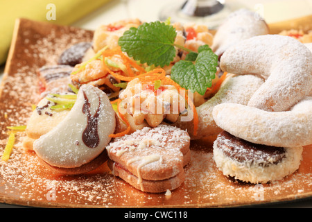 Verschiedene süße Kekse auf goldenen Teller Stockfoto