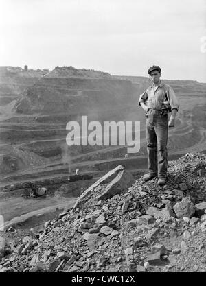 Bergmann John Palumbo Jr. (1921 – 2008), posiert am Rande der Rumpf-Rost-Mahoning Eisen Grube Bergwerk in Minnesota Mesabi Iron Range Stockfoto