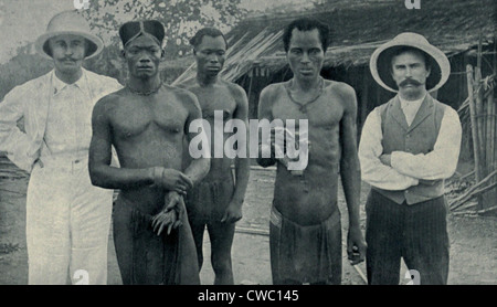 Gräueltaten der Kautschuk-Sklaverei in Belgisch-Kongo. Eingeborenen halten die abgetrennten Hände zwei Landsleute ermordet von Kautschuk Stockfoto