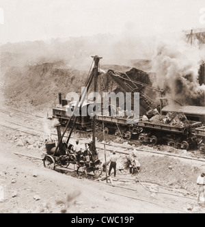 Bau des Panama-Kanals. Eine Dampf-Schaufel lädt freigelegten Felsen in Eisenbahnen Autos im Gatun Damm-Stelle, Panamakanal-Zone. 1910. Stockfoto